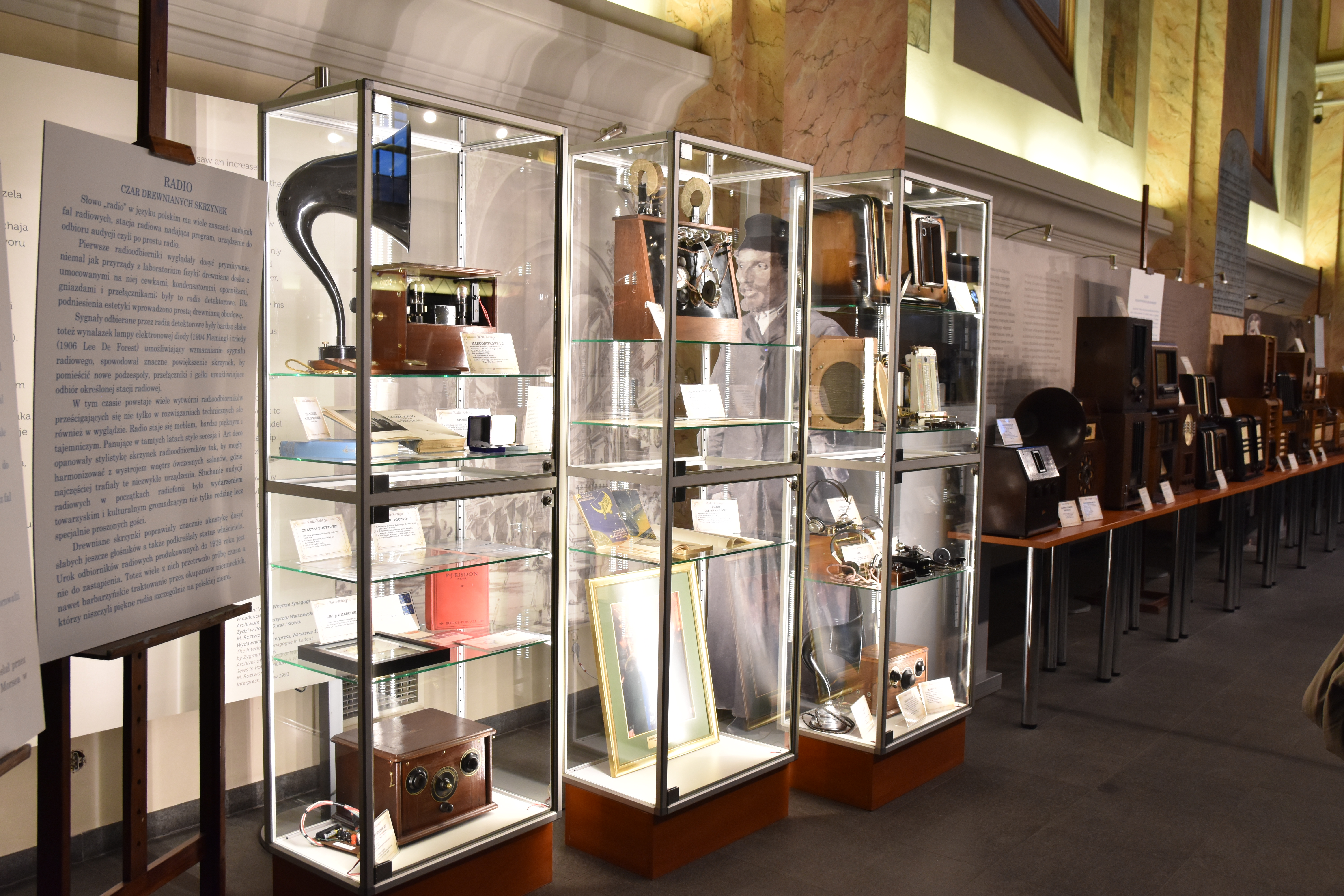 DSC 0360 WERNISAŻ WYSTAWY „RADIO NOSTALGIA” W OSK