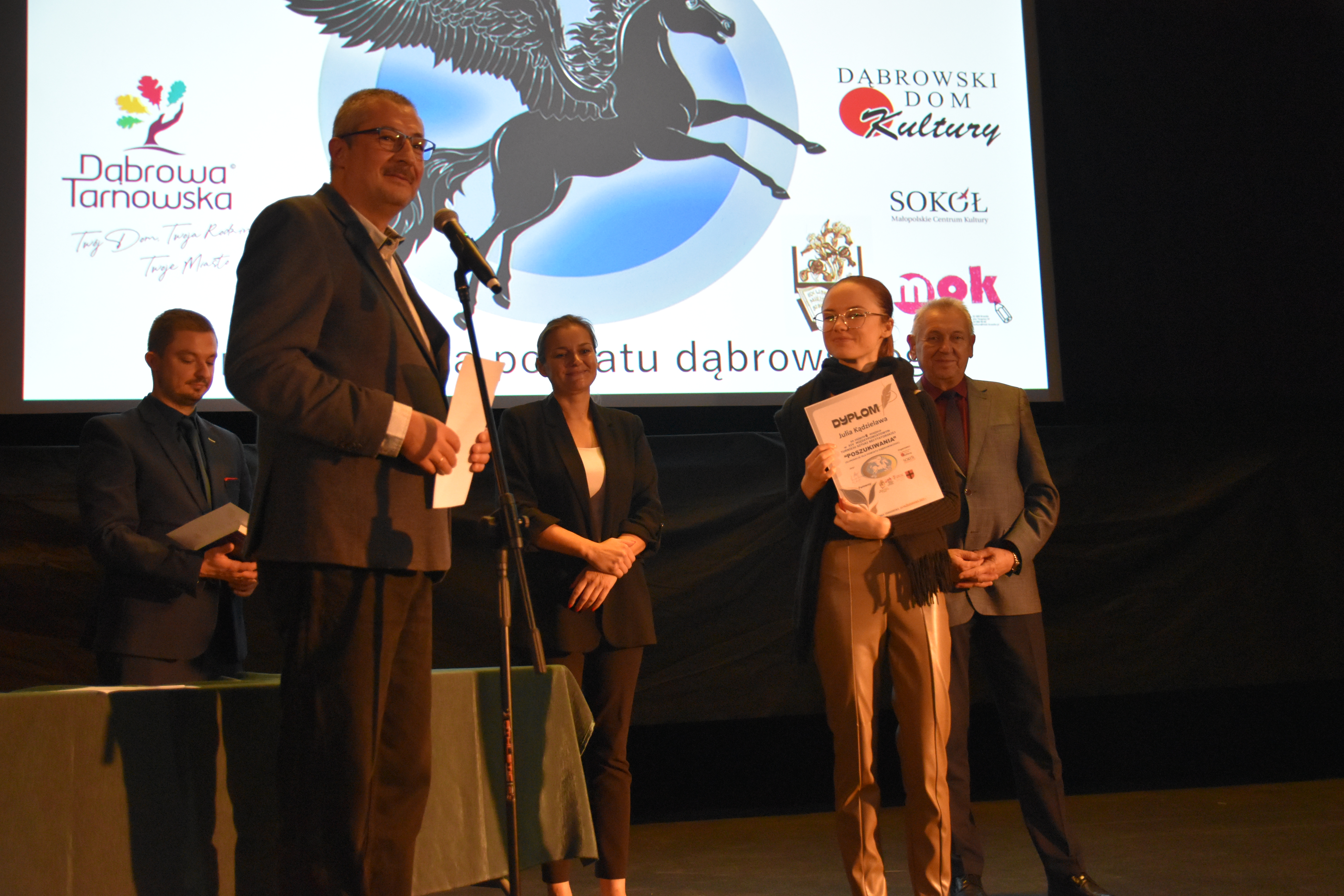 DSC 0479 ŚWIĘTO LITERATURY PIĘKNEJ I BALLADY – XIV TURNIEJ SZTUKI RECYTATORSKIEJ „POSZUKIWANIA” W DĄBROWIE TARNOWSKIEJ