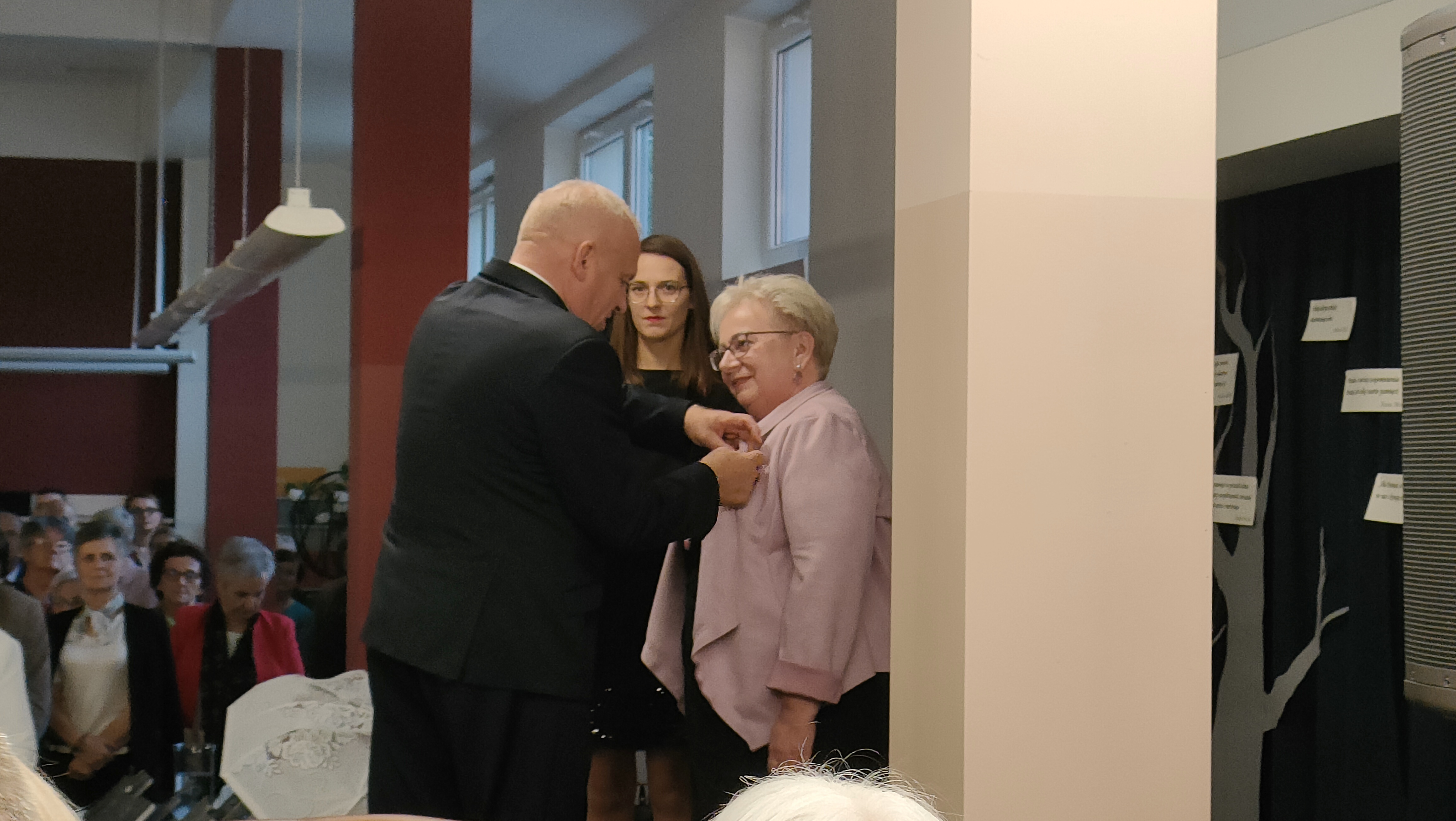 IMG20231001171510 Dąbrowska bibliotekarka Sylwia Guca odznaczona Medalem Złotym za Długoletnią Służbę