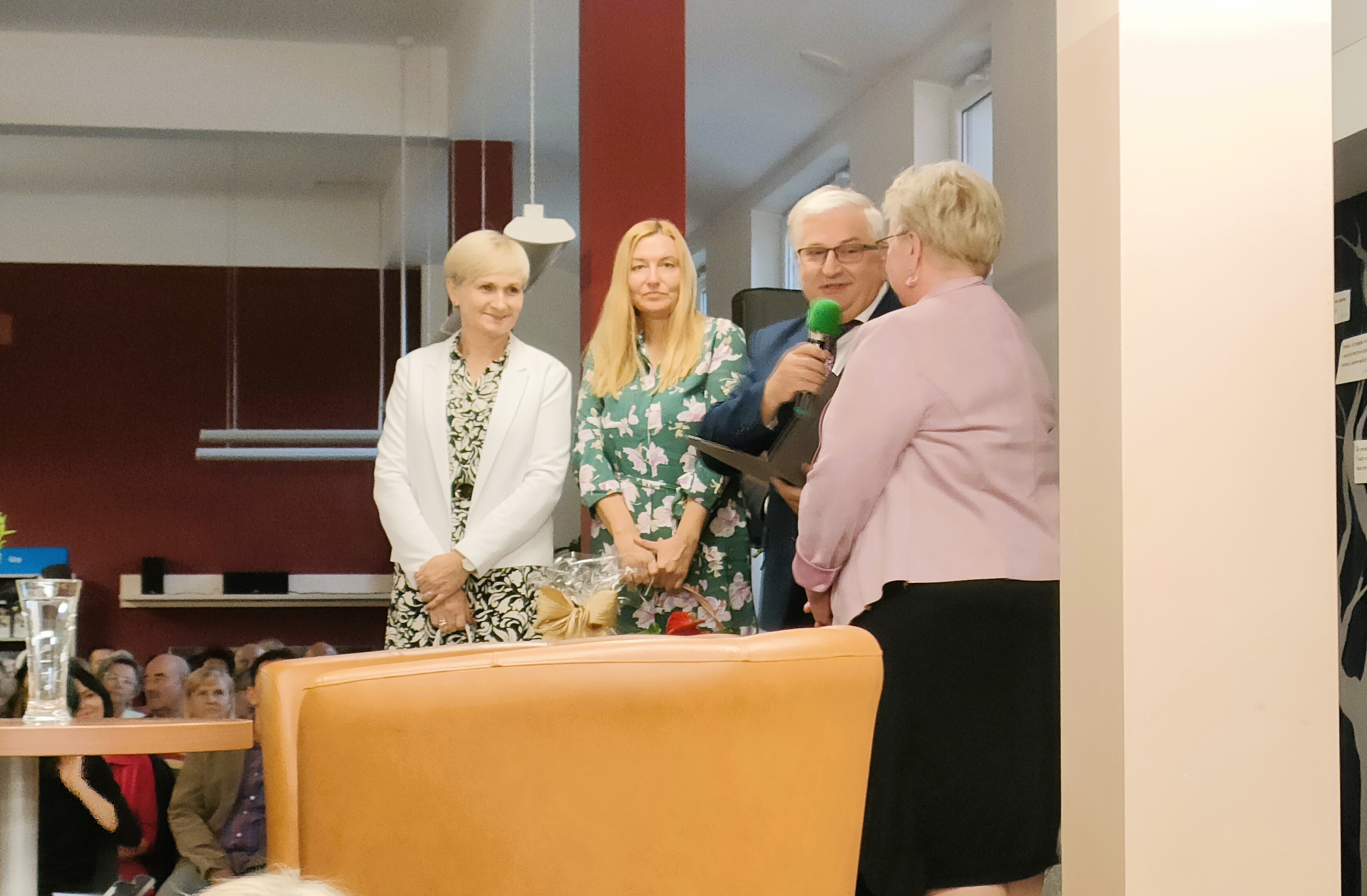 IMG20231001172251 Dąbrowska bibliotekarka Sylwia Guca odznaczona Medalem Złotym za Długoletnią Służbę