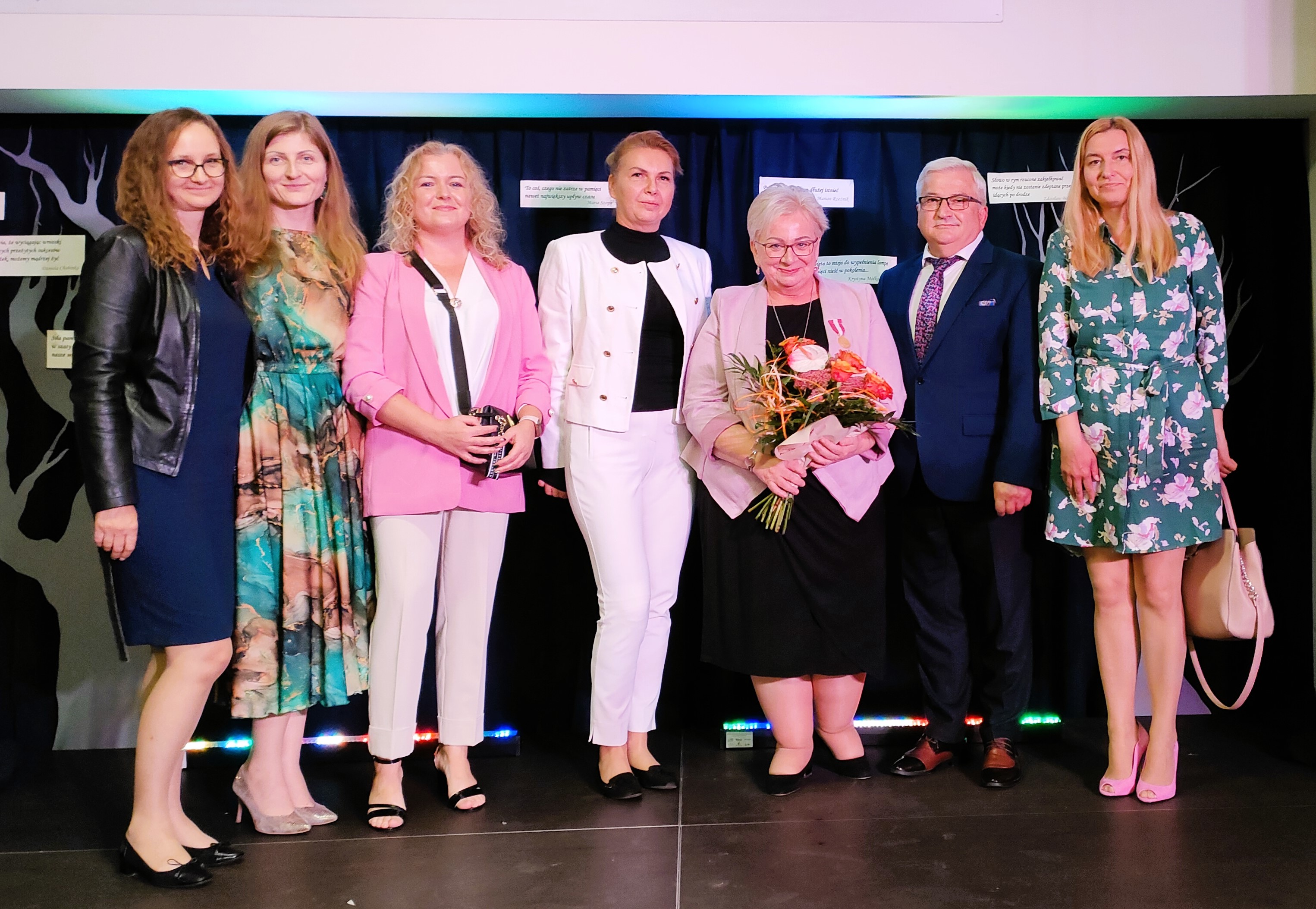 IMG20231001195445 Dąbrowska bibliotekarka Sylwia Guca odznaczona Medalem Złotym za Długoletnią Służbę