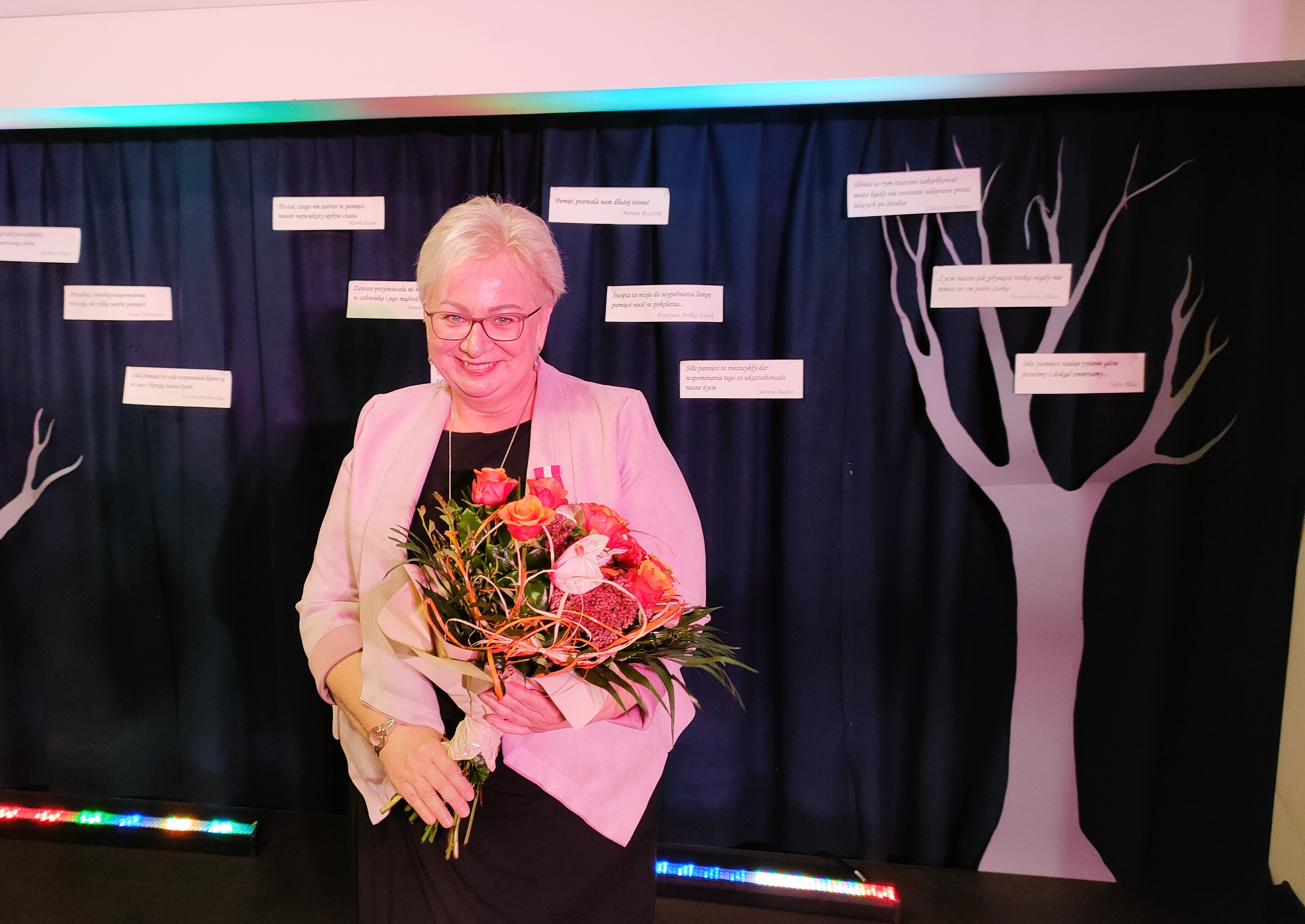 IMG20231001195616 Dąbrowska bibliotekarka Sylwia Guca odznaczona Medalem Złotym za Długoletnią Służbę