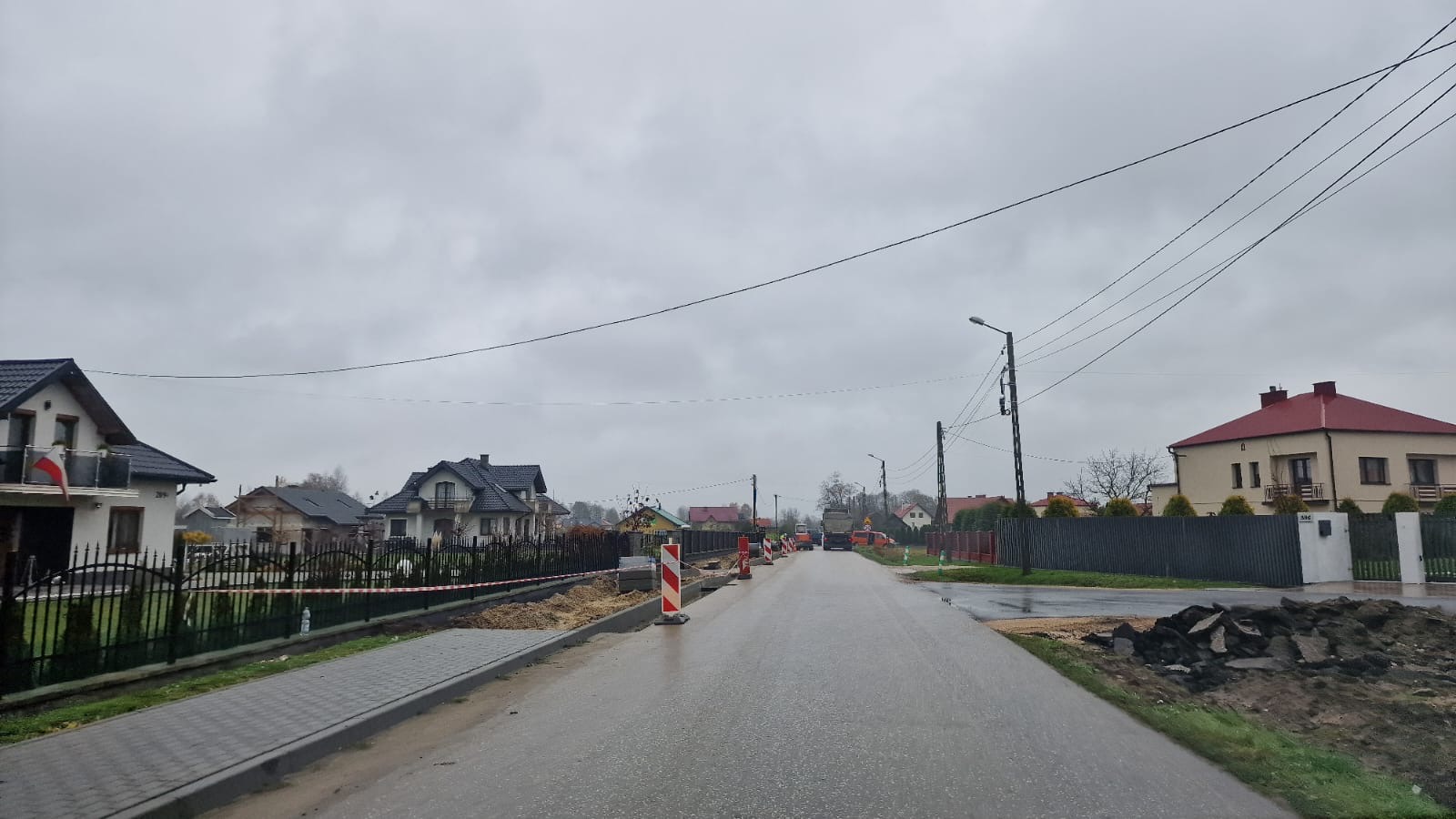 053096eb 297b 4f93 b109 f333d6739db6 Nowa nawierzchnia drogi w Sołectwie Nieczajna Dolna oraz nowy chodnik w Gruszowie Wielkim