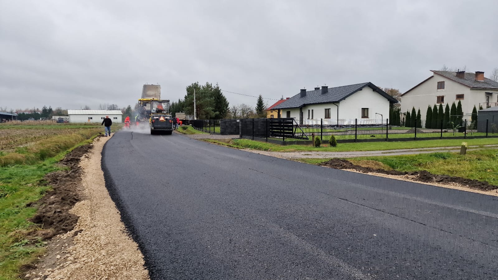 1c9a0558 9f08 4f17 817d edb1fe2644a4 Nowa nawierzchnia drogi w Sołectwie Nieczajna Dolna oraz nowy chodnik w Gruszowie Wielkim