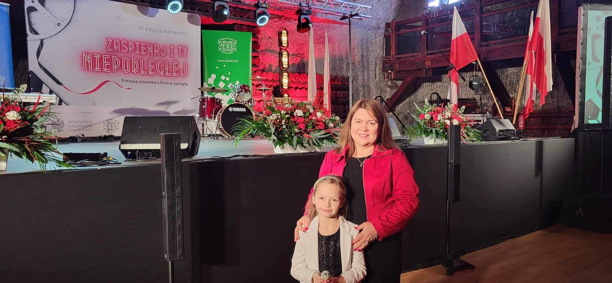 384547574 1022730532178226 7864918977679638339 n Wielki sukces uczennicy, klasy 2b Szkoły Podstawowej nr 2 im. Mikołaja Kopernika w Dąbrowie Tarnowskiej, Klary Bociek w szóstej edycji Małopolskiego Konkursu Patriotycznego „zaŚPIEWAJ I TY NIEPODLEGŁEJ”