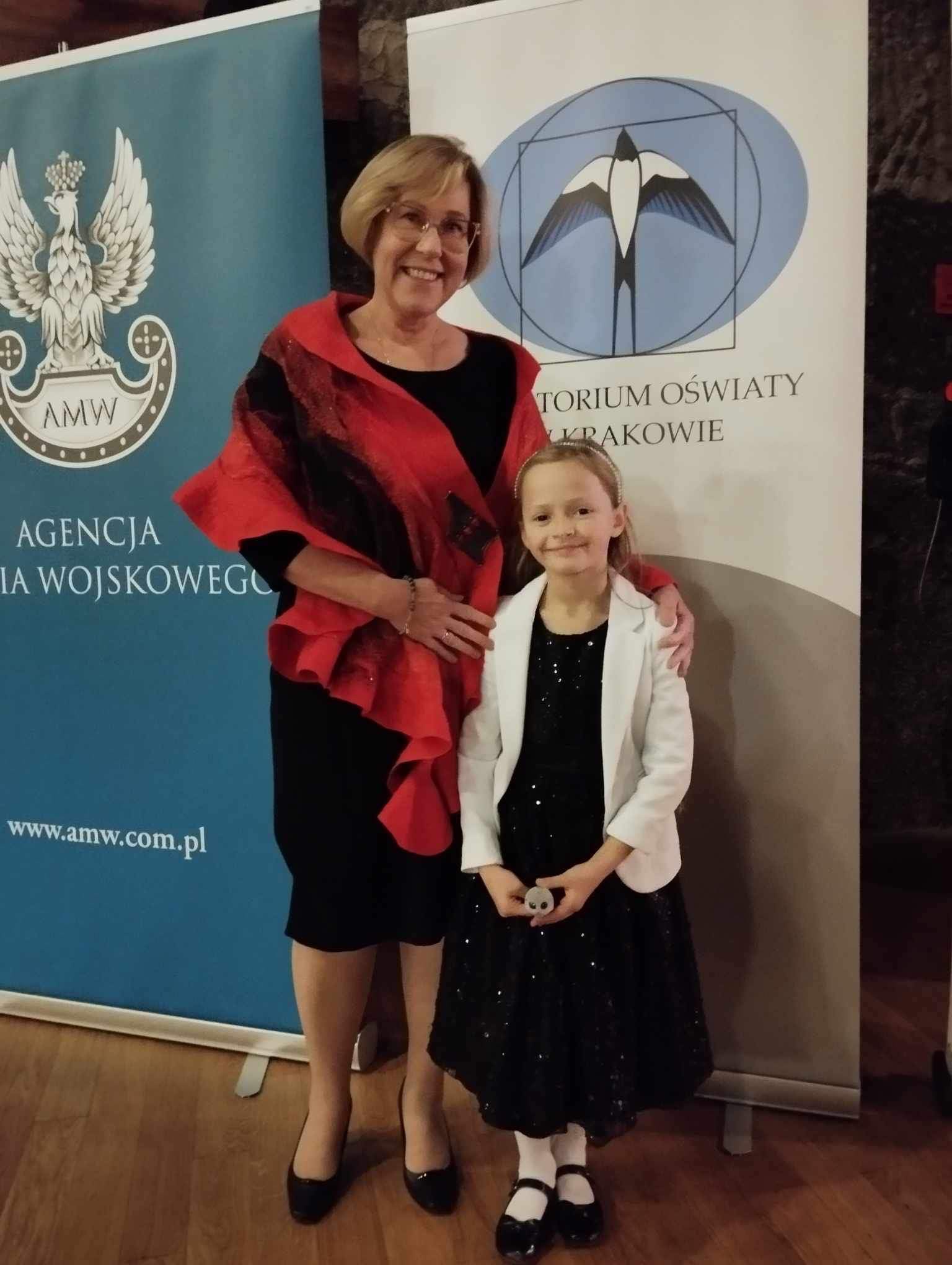 384562350 981533249812313 8487775121348011365 n Wielki sukces uczennicy, klasy 2b Szkoły Podstawowej nr 2 im. Mikołaja Kopernika w Dąbrowie Tarnowskiej, Klary Bociek w szóstej edycji Małopolskiego Konkursu Patriotycznego „zaŚPIEWAJ I TY NIEPODLEGŁEJ”