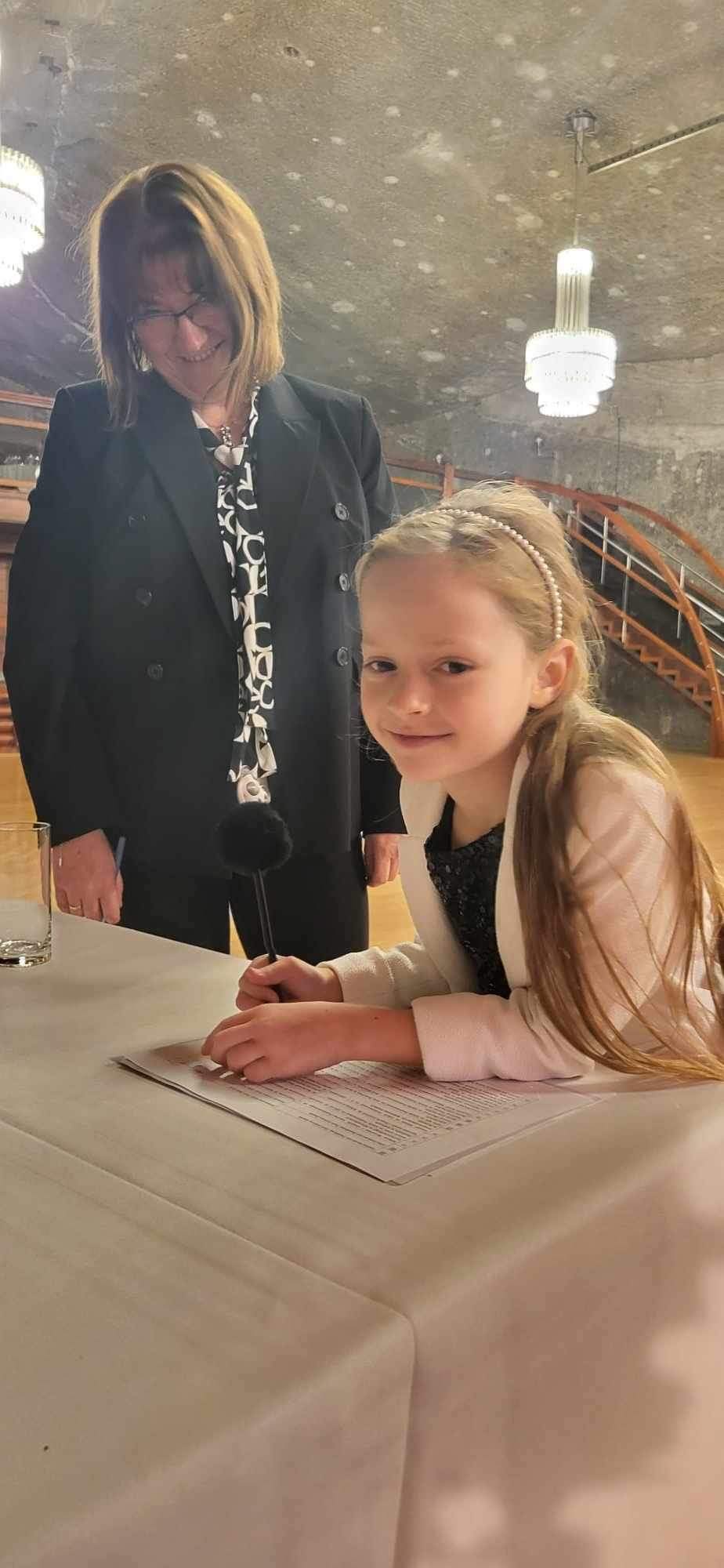 384562835 655041833346502 2938770925946911094 n Wielki sukces uczennicy, klasy 2b Szkoły Podstawowej nr 2 im. Mikołaja Kopernika w Dąbrowie Tarnowskiej, Klary Bociek w szóstej edycji Małopolskiego Konkursu Patriotycznego „zaŚPIEWAJ I TY NIEPODLEGŁEJ”