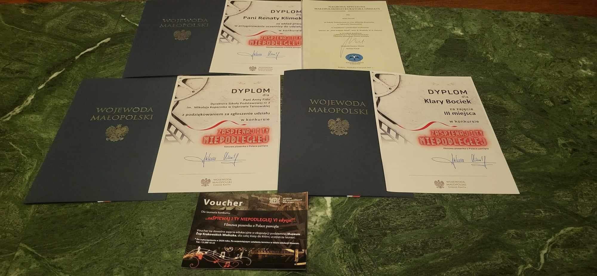 385525624 656497149933242 8477058081831384691 n Wielki sukces uczennicy, klasy 2b Szkoły Podstawowej nr 2 im. Mikołaja Kopernika w Dąbrowie Tarnowskiej, Klary Bociek w szóstej edycji Małopolskiego Konkursu Patriotycznego „zaŚPIEWAJ I TY NIEPODLEGŁEJ”