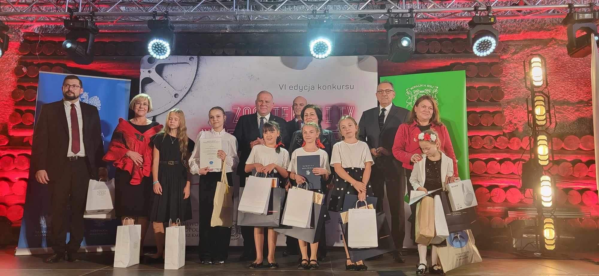 386826615 714624196840677 3756097565104025317 n Wielki sukces uczennicy, klasy 2b Szkoły Podstawowej nr 2 im. Mikołaja Kopernika w Dąbrowie Tarnowskiej, Klary Bociek w szóstej edycji Małopolskiego Konkursu Patriotycznego „zaŚPIEWAJ I TY NIEPODLEGŁEJ”