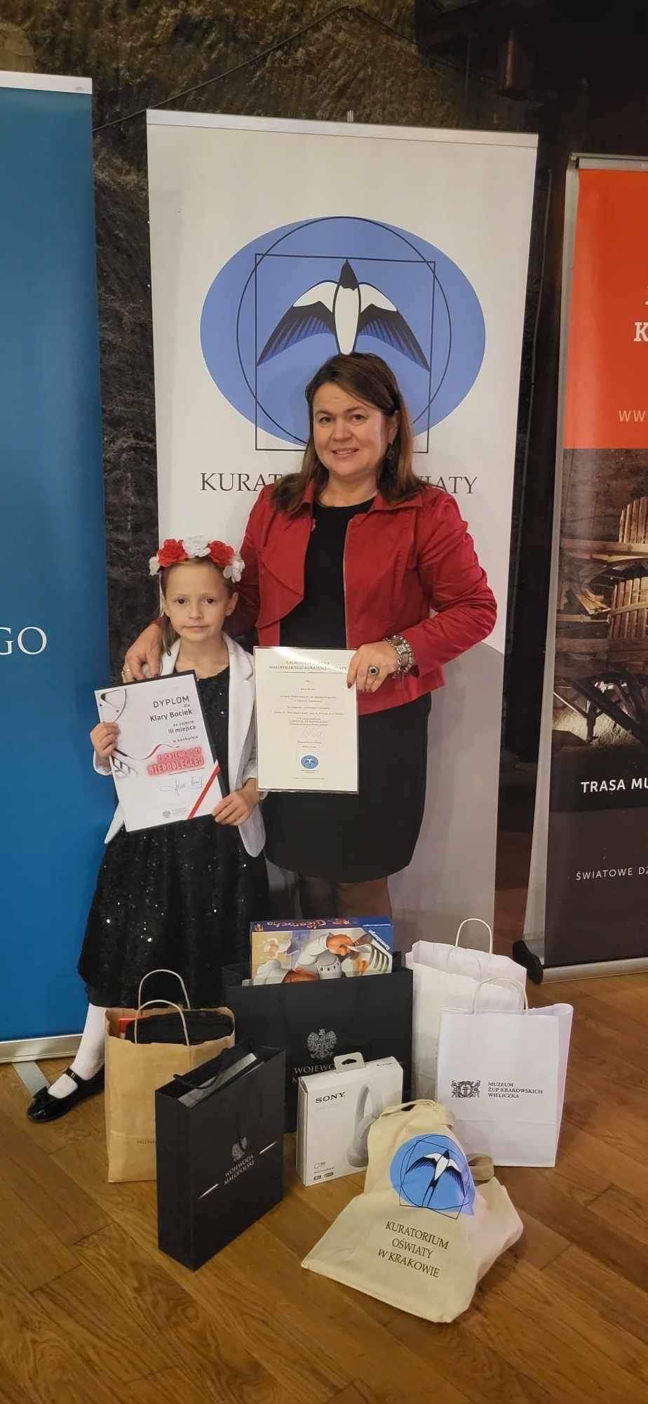 386830328 1059933951686185 5036872260335977285 n Wielki sukces uczennicy, klasy 2b Szkoły Podstawowej nr 2 im. Mikołaja Kopernika w Dąbrowie Tarnowskiej, Klary Bociek w szóstej edycji Małopolskiego Konkursu Patriotycznego „zaŚPIEWAJ I TY NIEPODLEGŁEJ”