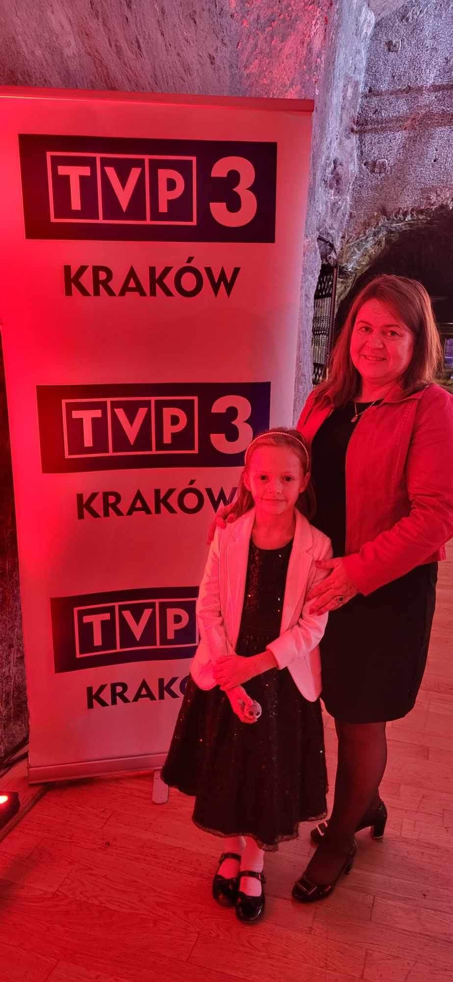 386879380 310943745032920 2421195332913269984 n Wielki sukces uczennicy, klasy 2b Szkoły Podstawowej nr 2 im. Mikołaja Kopernika w Dąbrowie Tarnowskiej, Klary Bociek w szóstej edycji Małopolskiego Konkursu Patriotycznego „zaŚPIEWAJ I TY NIEPODLEGŁEJ”