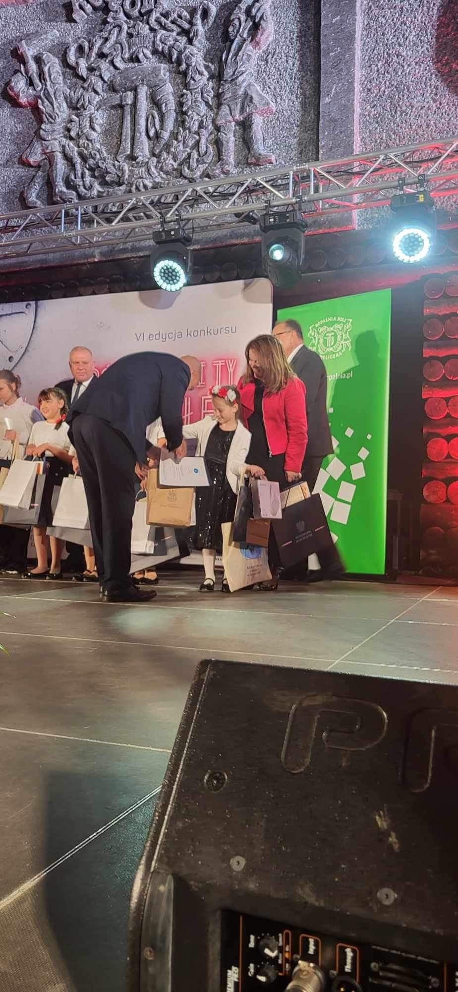 396537397 234269166152258 6654863342406385371 n Wielki sukces uczennicy, klasy 2b Szkoły Podstawowej nr 2 im. Mikołaja Kopernika w Dąbrowie Tarnowskiej, Klary Bociek w szóstej edycji Małopolskiego Konkursu Patriotycznego „zaŚPIEWAJ I TY NIEPODLEGŁEJ”