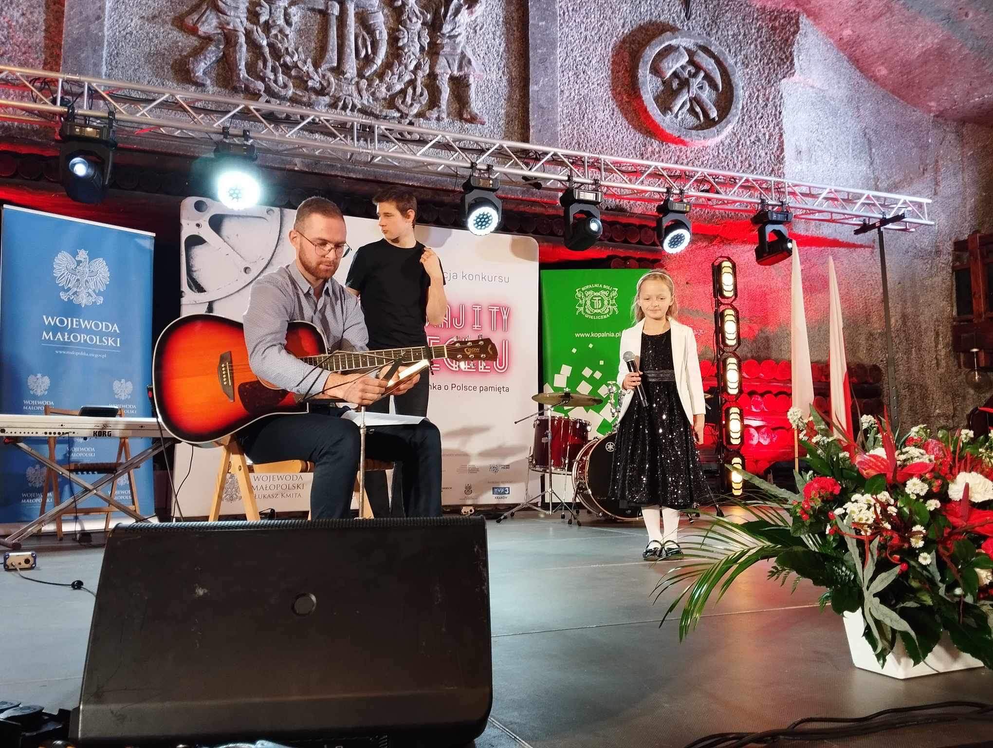 396658238 3109584666015376 8205754655281450628 n Wielki sukces uczennicy, klasy 2b Szkoły Podstawowej nr 2 im. Mikołaja Kopernika w Dąbrowie Tarnowskiej, Klary Bociek w szóstej edycji Małopolskiego Konkursu Patriotycznego „zaŚPIEWAJ I TY NIEPODLEGŁEJ”