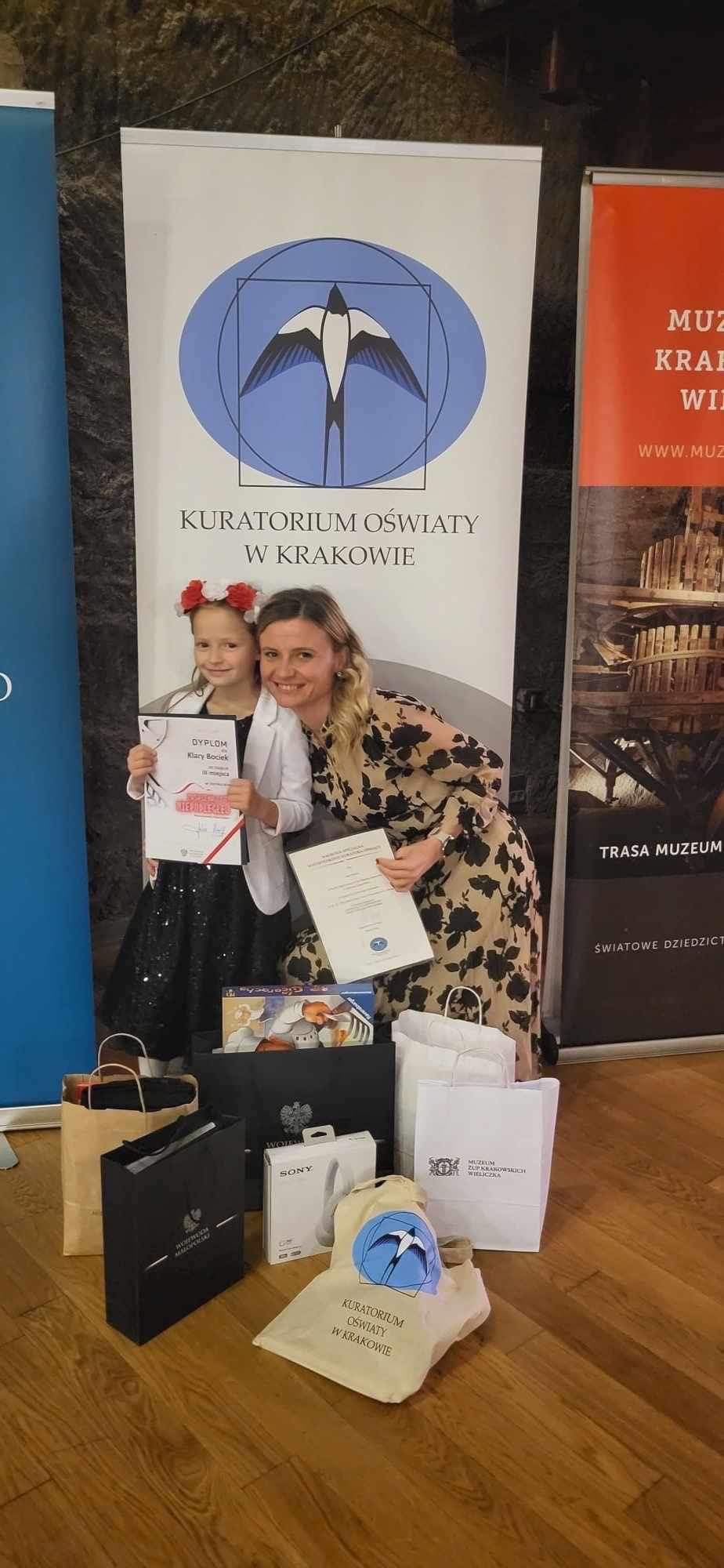 396701049 324479750306407 3183369008451465662 n Wielki sukces uczennicy, klasy 2b Szkoły Podstawowej nr 2 im. Mikołaja Kopernika w Dąbrowie Tarnowskiej, Klary Bociek w szóstej edycji Małopolskiego Konkursu Patriotycznego „zaŚPIEWAJ I TY NIEPODLEGŁEJ”