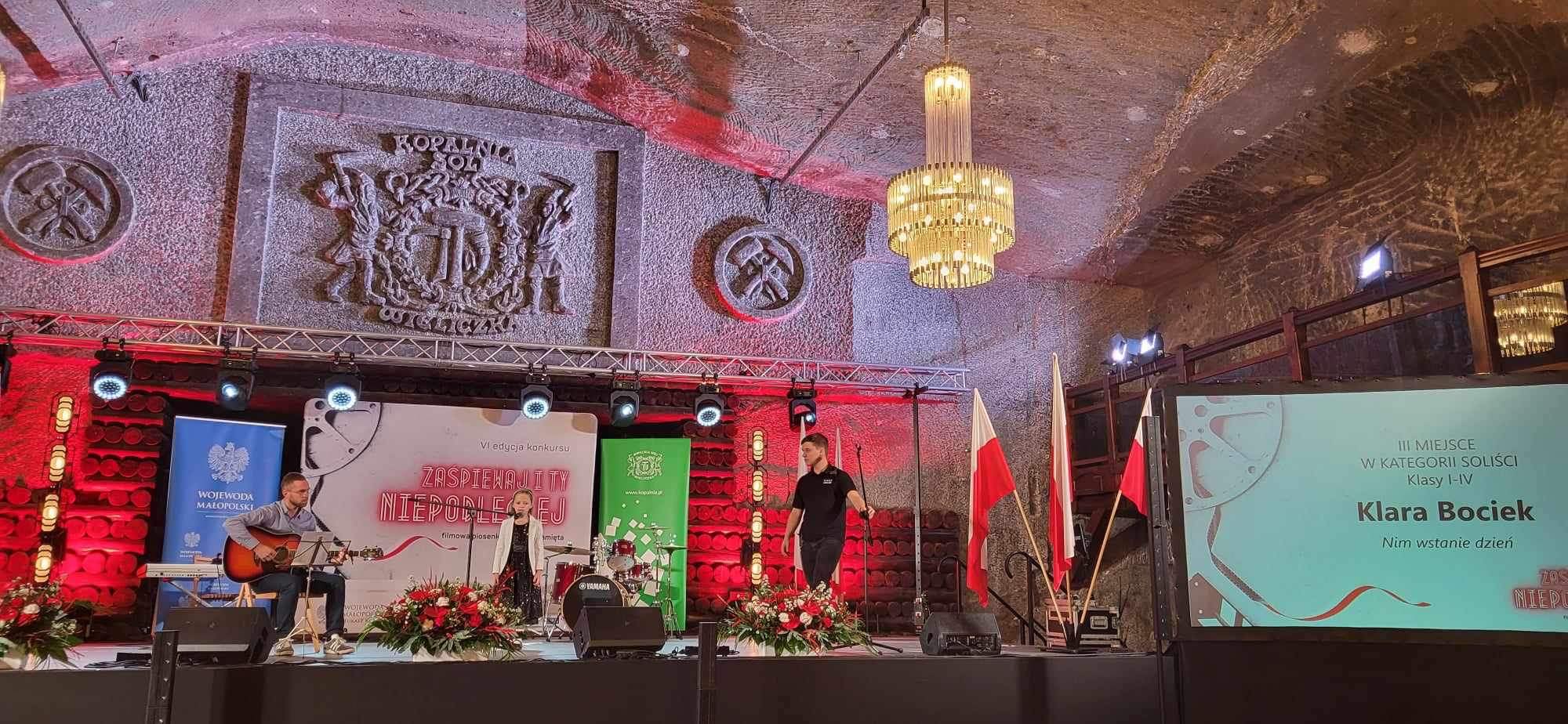 398264959 380706387716944 3387331252156717721 n Wielki sukces uczennicy, klasy 2b Szkoły Podstawowej nr 2 im. Mikołaja Kopernika w Dąbrowie Tarnowskiej, Klary Bociek w szóstej edycji Małopolskiego Konkursu Patriotycznego „zaŚPIEWAJ I TY NIEPODLEGŁEJ”