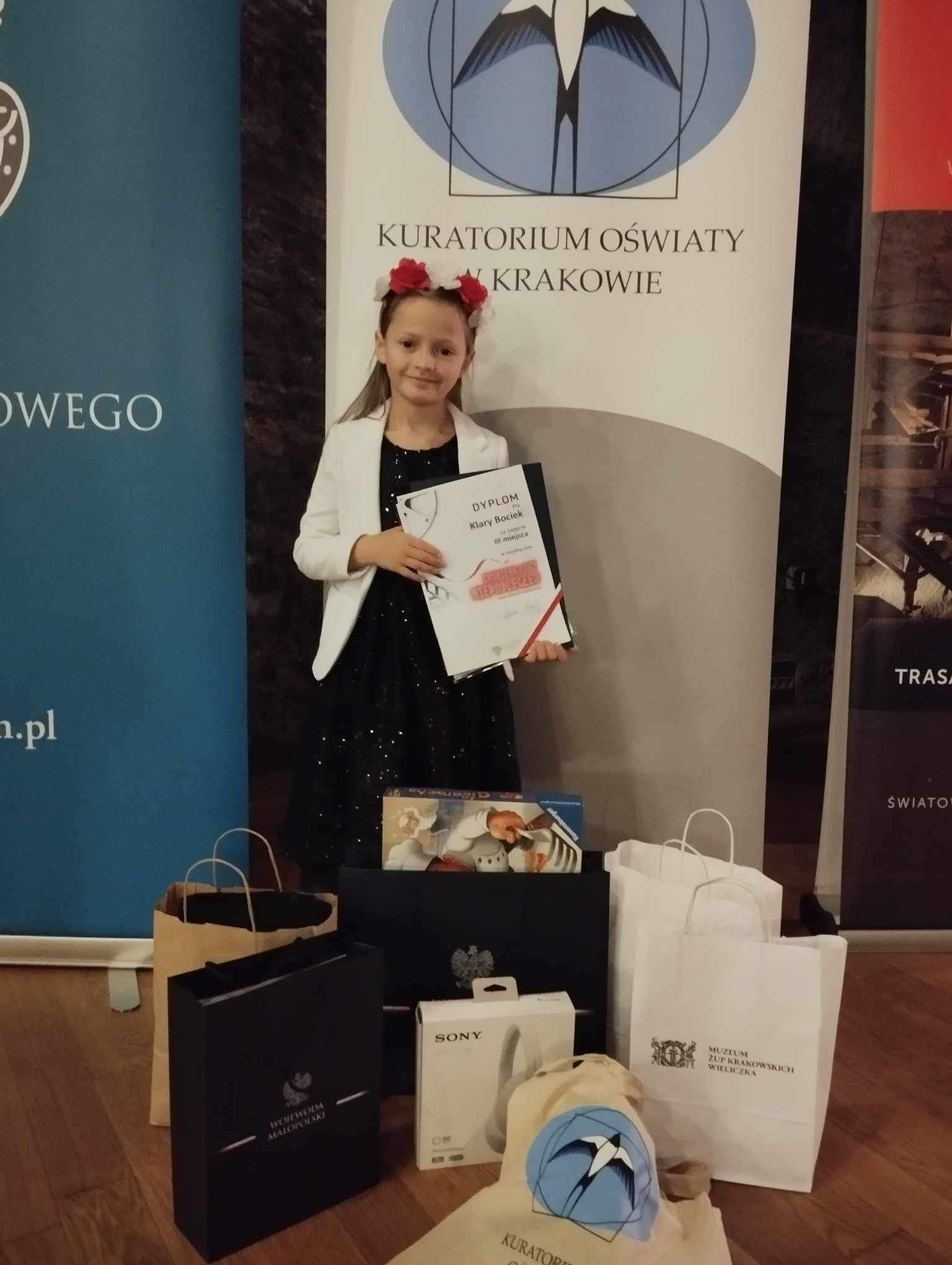 399716922 899889181487496 1923598695390559774 n Wielki sukces uczennicy, klasy 2b Szkoły Podstawowej nr 2 im. Mikołaja Kopernika w Dąbrowie Tarnowskiej, Klary Bociek w szóstej edycji Małopolskiego Konkursu Patriotycznego „zaŚPIEWAJ I TY NIEPODLEGŁEJ”