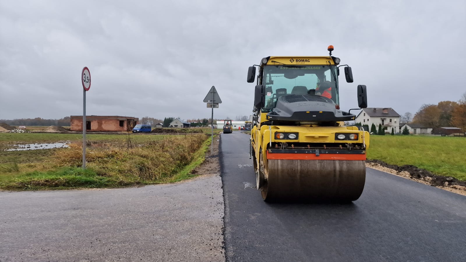 3b03c915 6768 4f1b 95e3 ae67f6473b2c Nowa nawierzchnia drogi w Sołectwie Nieczajna Dolna oraz nowy chodnik w Gruszowie Wielkim