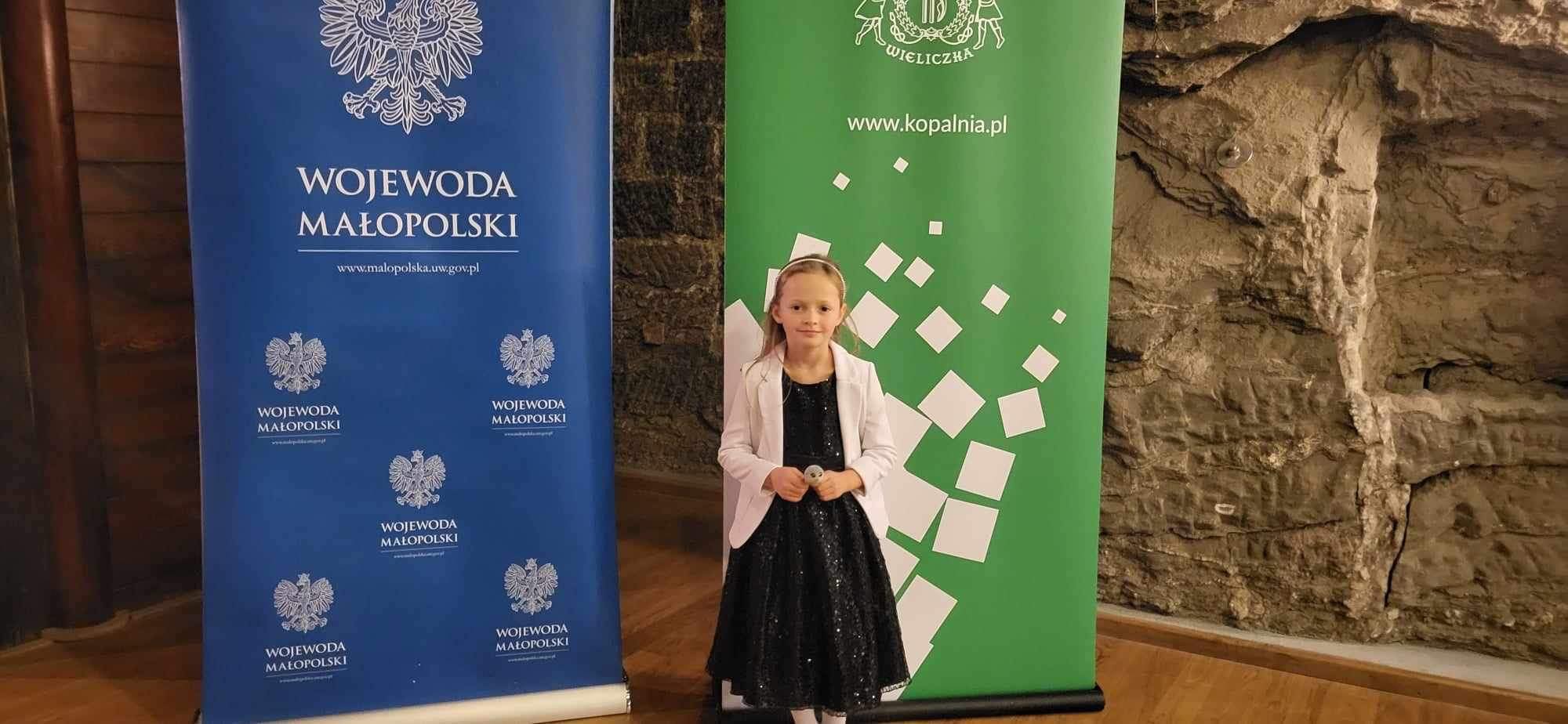 400486028 281408841561102 2376984148050836421 n Wielki sukces uczennicy, klasy 2b Szkoły Podstawowej nr 2 im. Mikołaja Kopernika w Dąbrowie Tarnowskiej, Klary Bociek w szóstej edycji Małopolskiego Konkursu Patriotycznego „zaŚPIEWAJ I TY NIEPODLEGŁEJ”