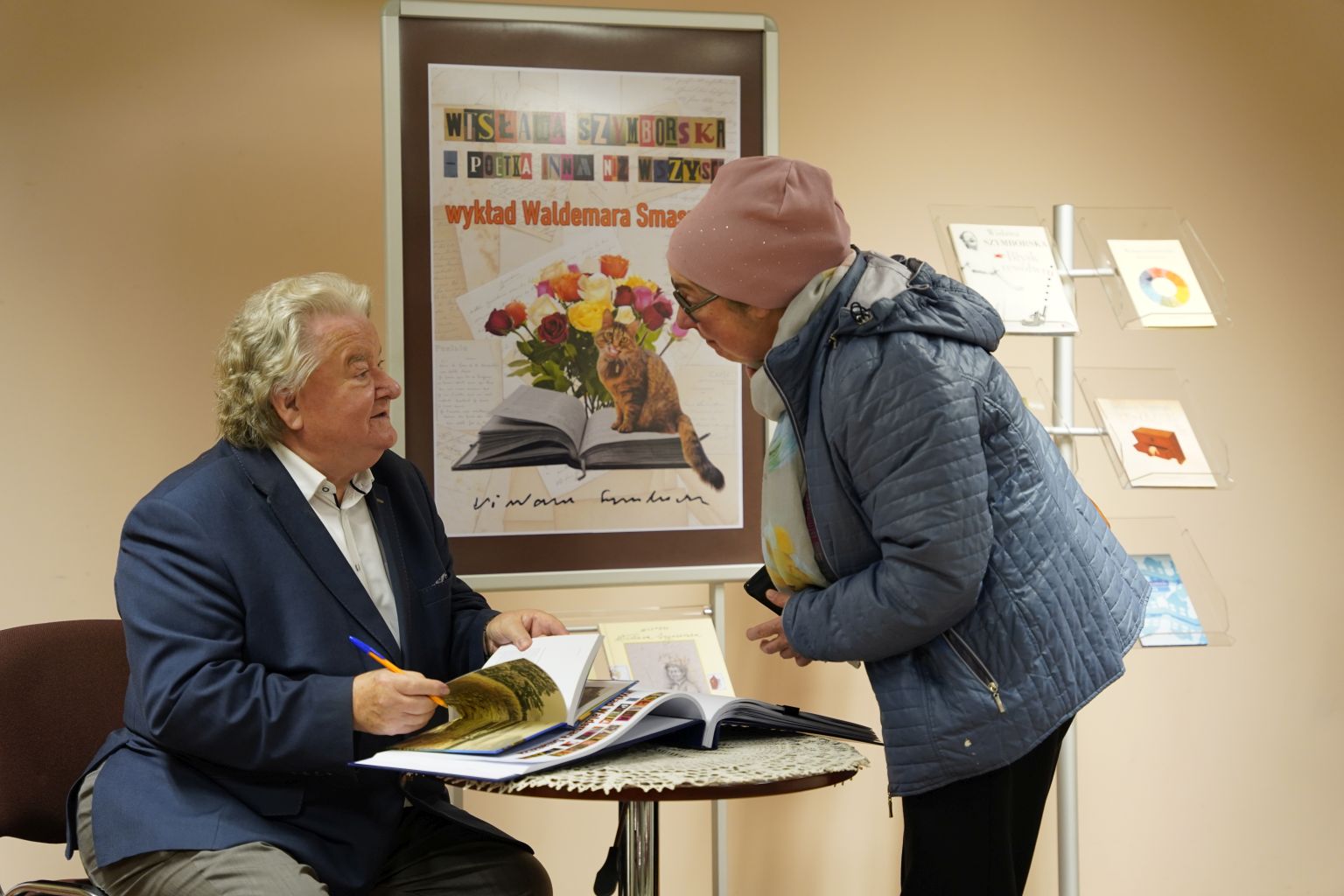 DSC2578 Wykład Waldemara Smaszcza pt. Wisława Szymborska   poetka inna niż wszyscy w MBP w Dąbrowie Tarnowskiej