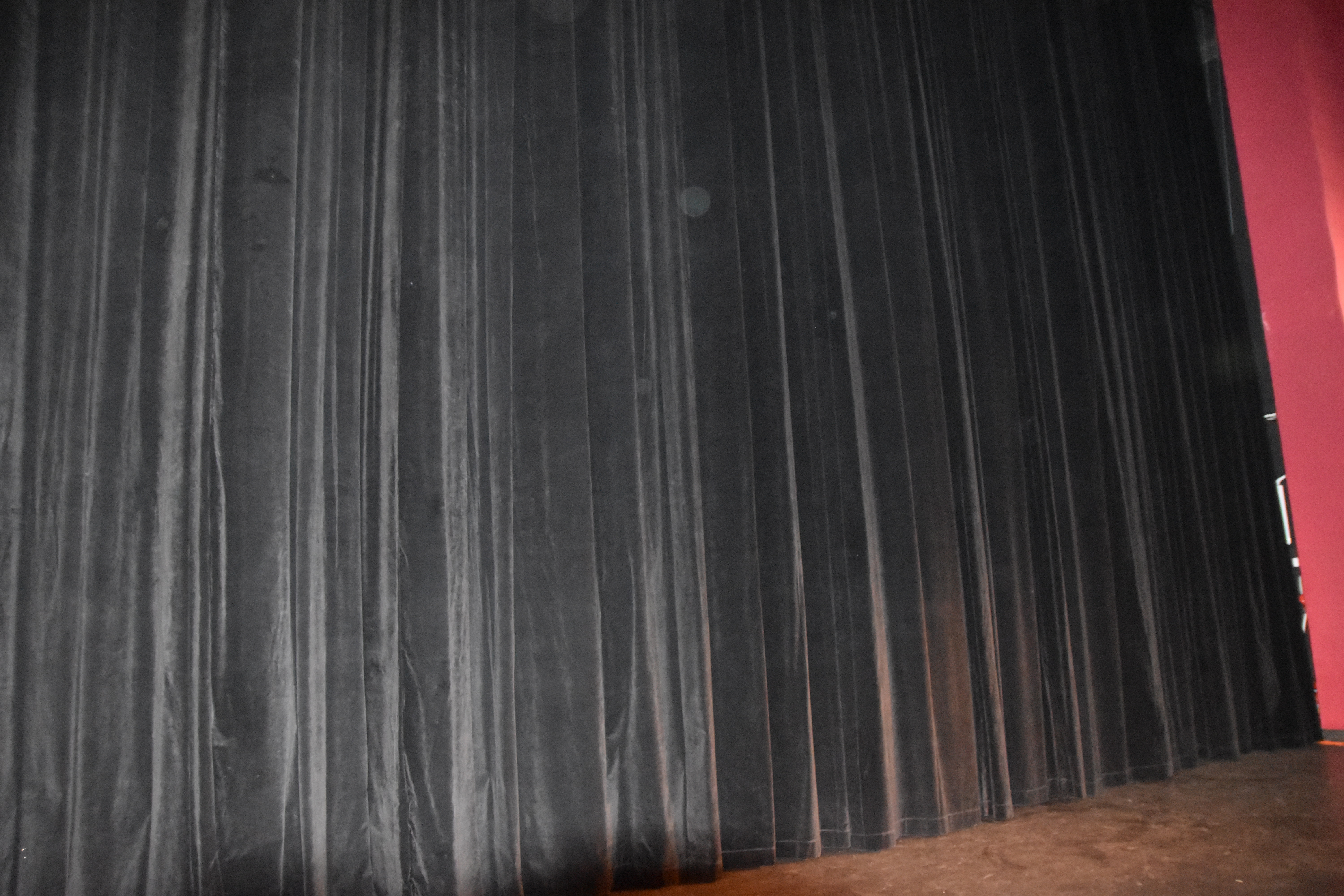 DSC 0596 NOWE KURTYNY WRAZ Z MECHANIZMAMI DO ICH OTWIERANIA I ZASUWANIA  W KINIE „SOKÓŁ”