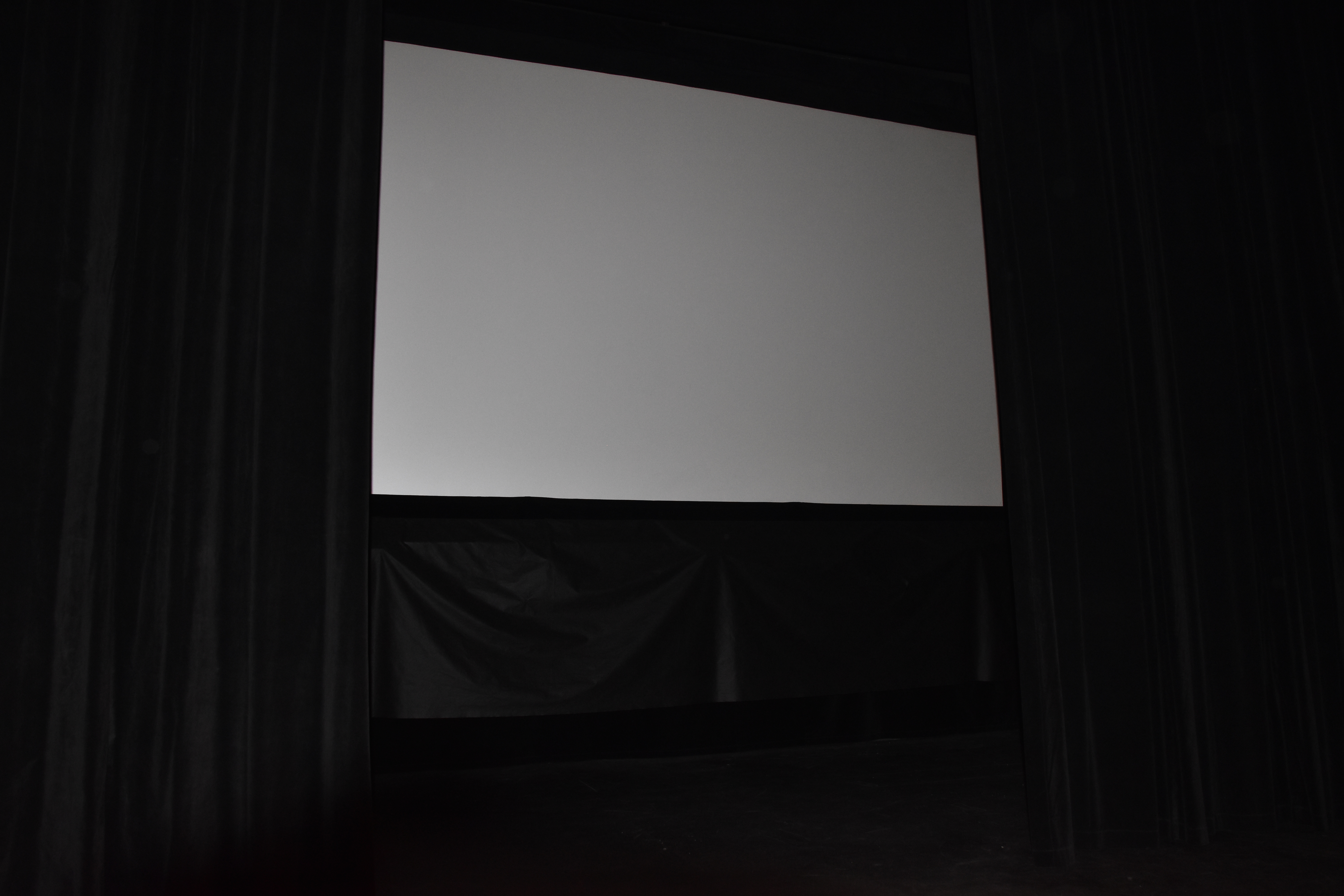 DSC 0598 NOWE KURTYNY WRAZ Z MECHANIZMAMI DO ICH OTWIERANIA I ZASUWANIA  W KINIE „SOKÓŁ”