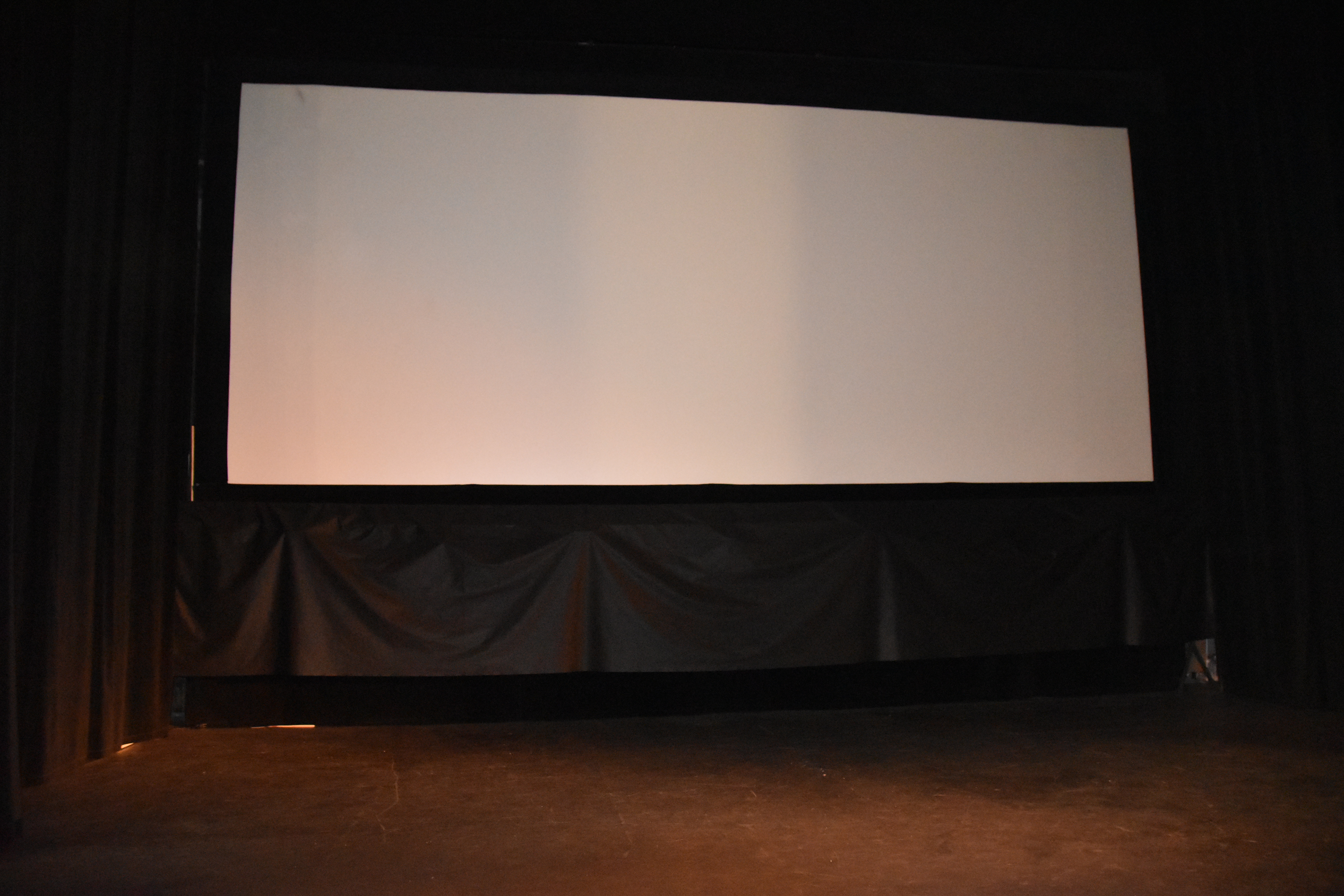 DSC 0602 NOWE KURTYNY WRAZ Z MECHANIZMAMI DO ICH OTWIERANIA I ZASUWANIA  W KINIE „SOKÓŁ”