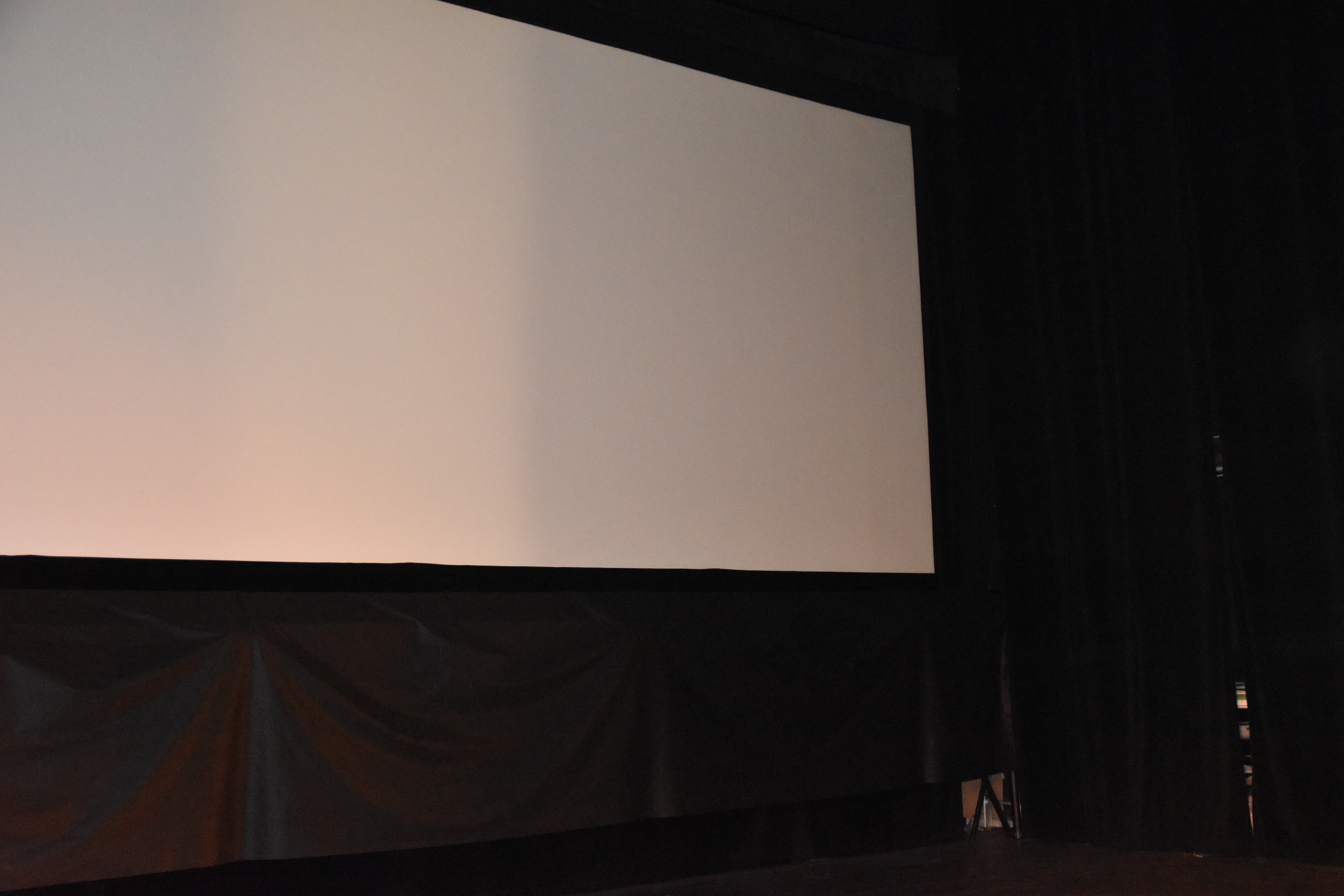 DSC 0603 NOWE KURTYNY WRAZ Z MECHANIZMAMI DO ICH OTWIERANIA I ZASUWANIA  W KINIE „SOKÓŁ”