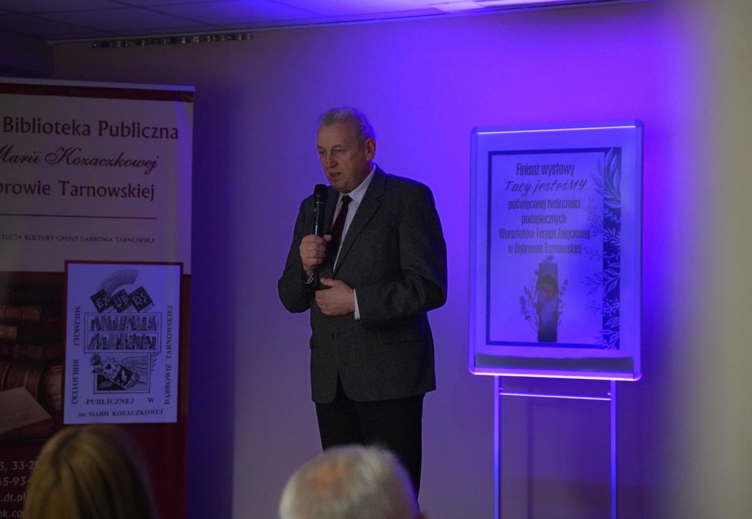 1 Finisaż wystawy Tacy jesteśMy w przededniu Międzynarodowego Dnia Osób z Niepełnosprawnościami w Miejskiej Bibliotece Publicznej w Dąbrowie Tarnowskiej