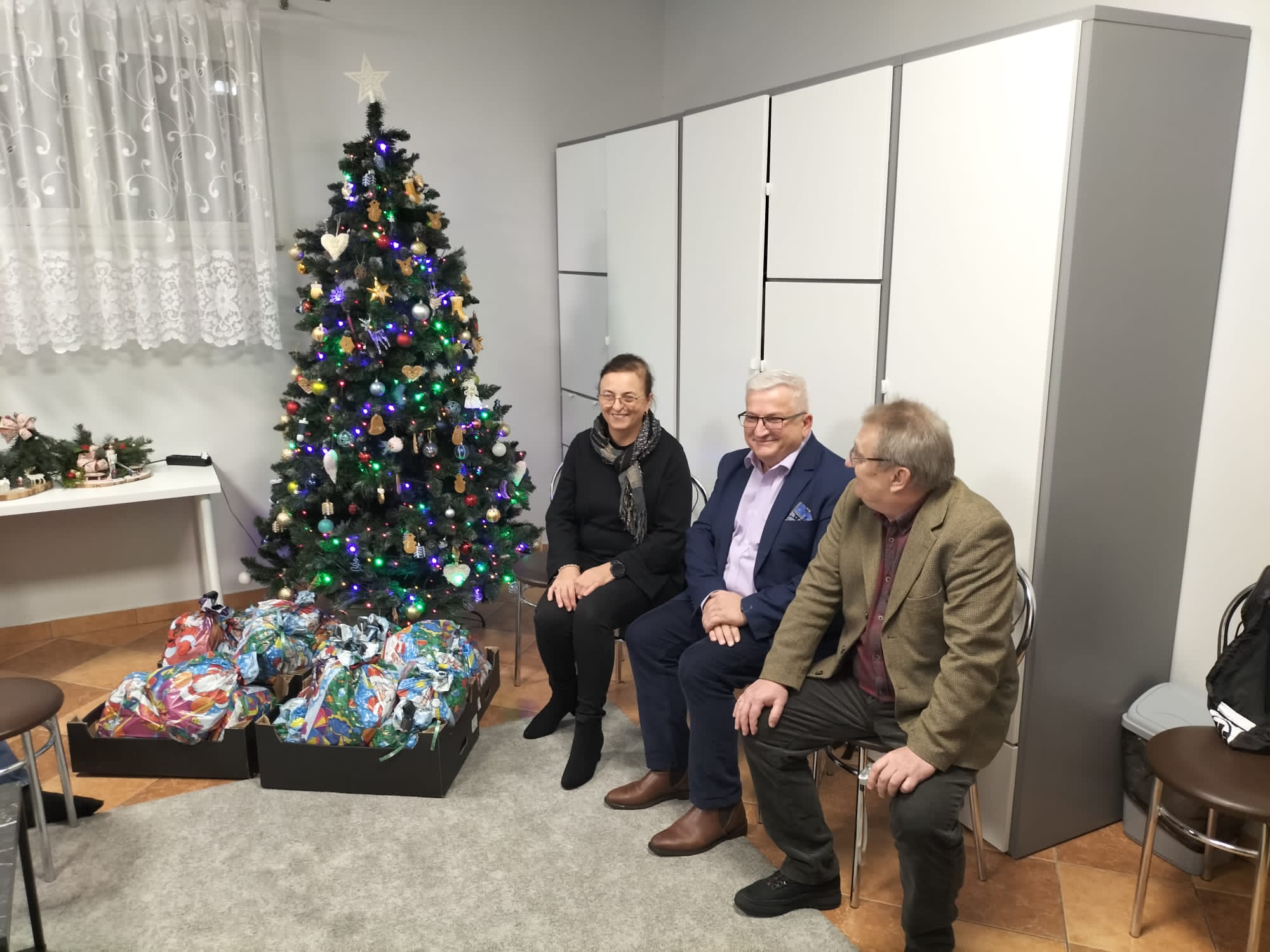 48f403bb fddd 405e 9a4c 32feaab2cdde Mikołajkowa wizyta w Placówce Opiekuńczo Wychowawczej nr 1 i nr 2 w Dąbrowie Tarnowskiej