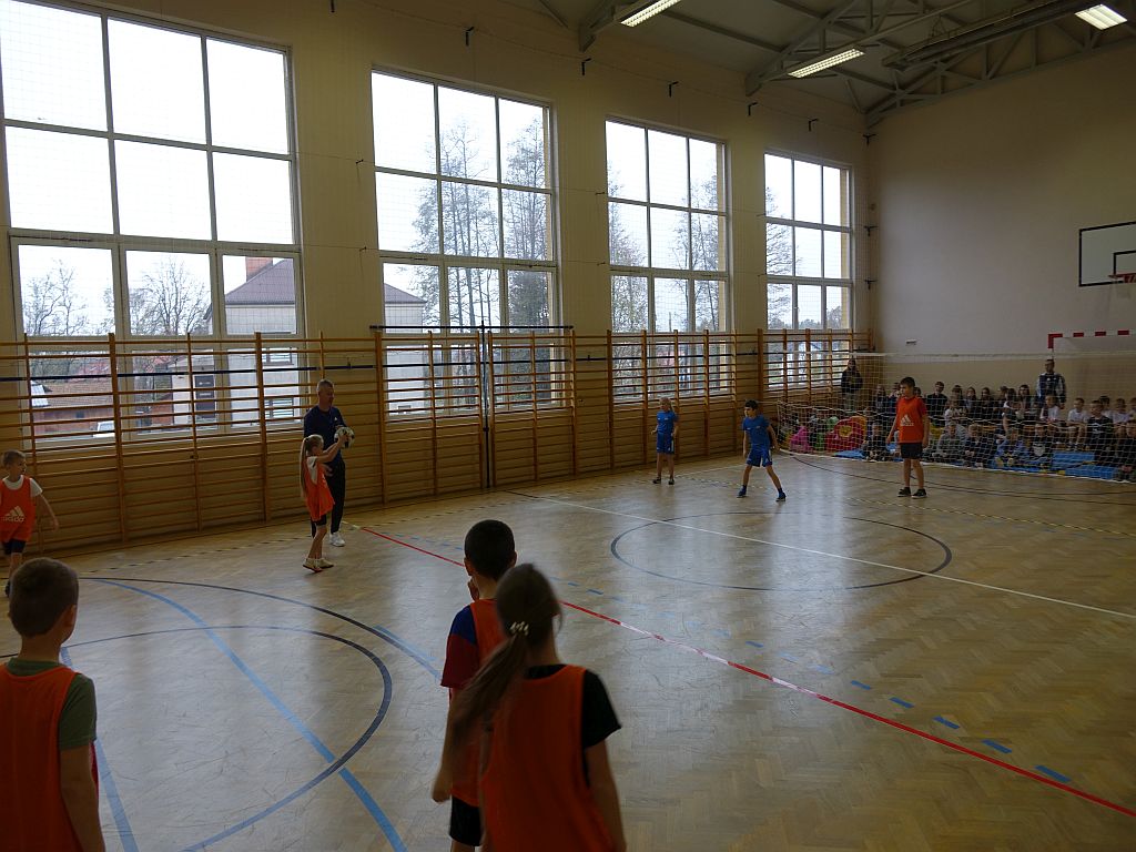 8 IX Gminny Turniej Gry w „Dwa ognie”