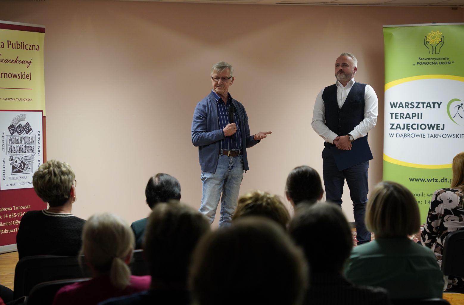 DSC2785 Finisaż wystawy Tacy jesteśMy w przededniu Międzynarodowego Dnia Osób z Niepełnosprawnościami w Miejskiej Bibliotece Publicznej w Dąbrowie Tarnowskiej