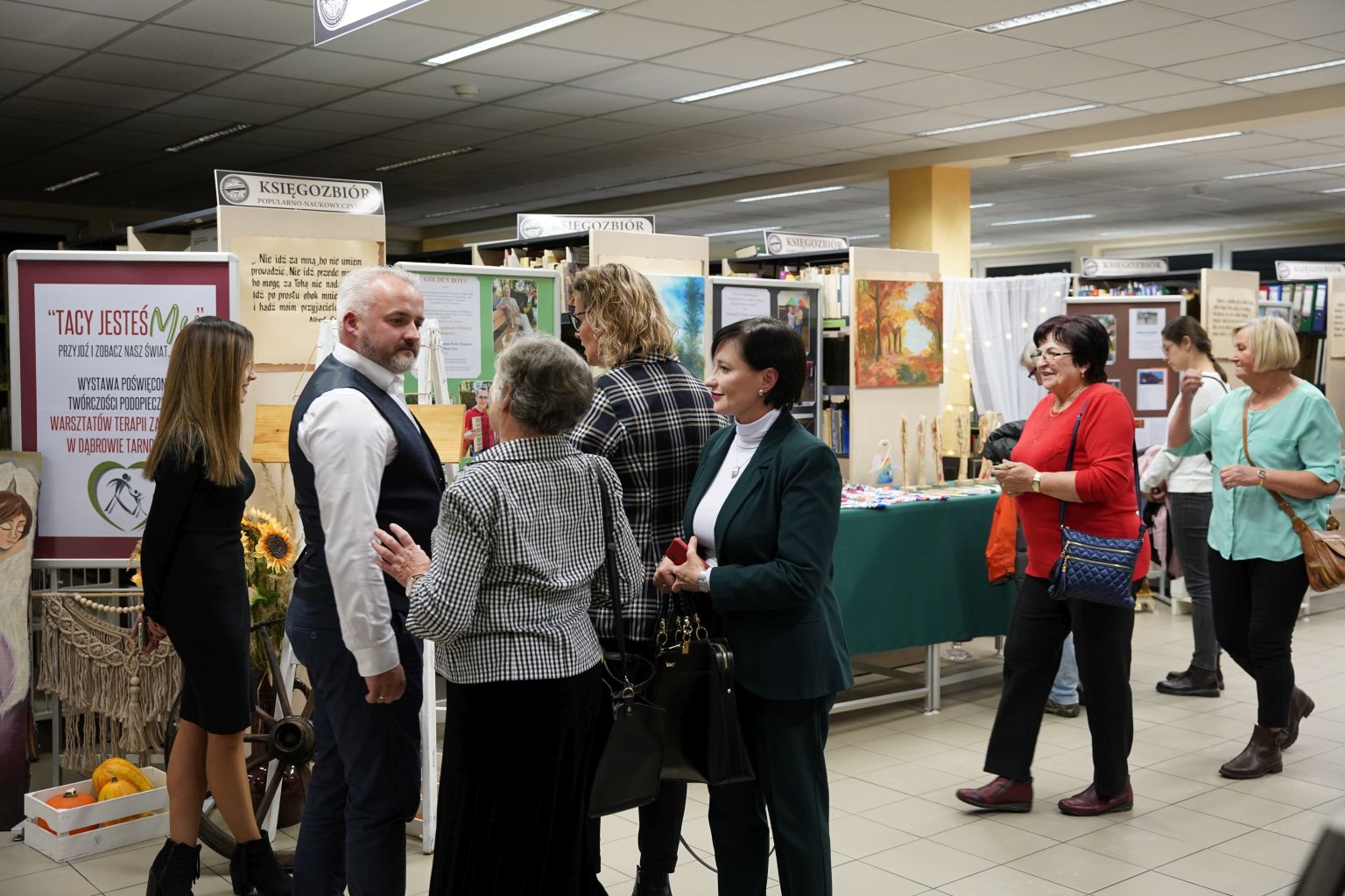 DSC2944 Finisaż wystawy Tacy jesteśMy w przededniu Międzynarodowego Dnia Osób z Niepełnosprawnościami w Miejskiej Bibliotece Publicznej w Dąbrowie Tarnowskiej