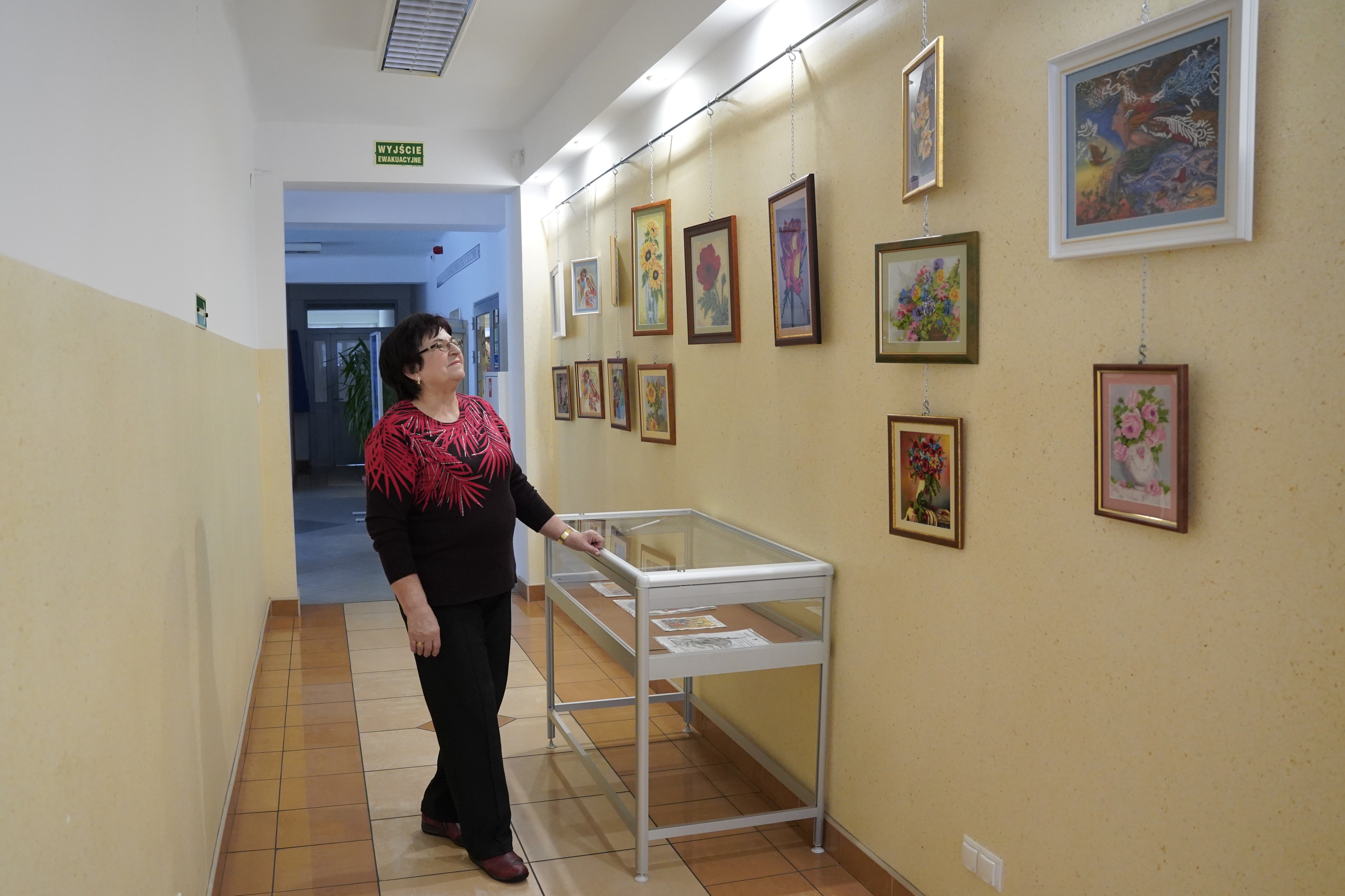 DSC3092 WYSTAWA HAFTU KORALIKOWEGO DANUTY OWSIANY W MBP W DĄBROWIE TARNOWSKIEJ