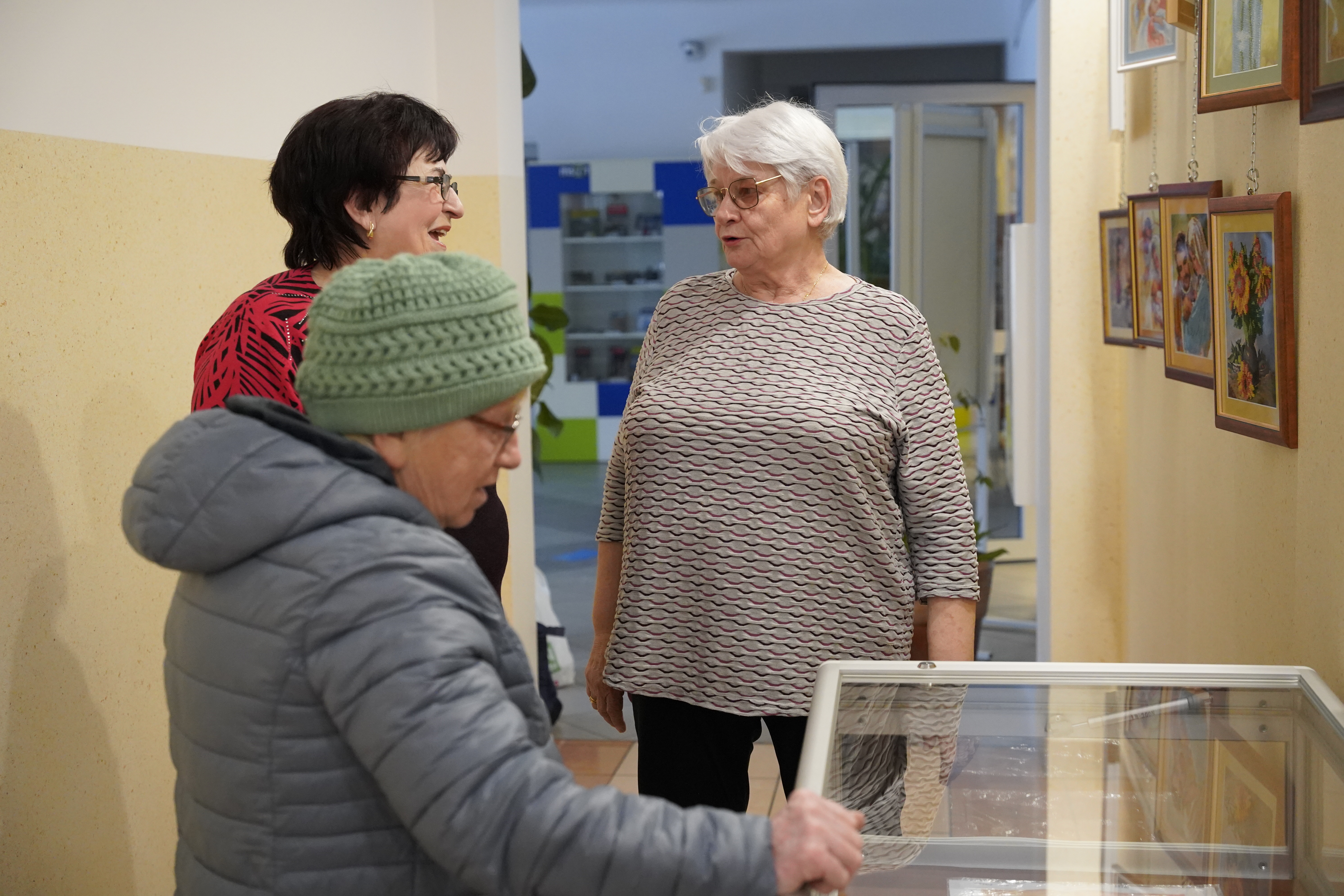 DSC3104 WYSTAWA HAFTU KORALIKOWEGO DANUTY OWSIANY W MBP W DĄBROWIE TARNOWSKIEJ