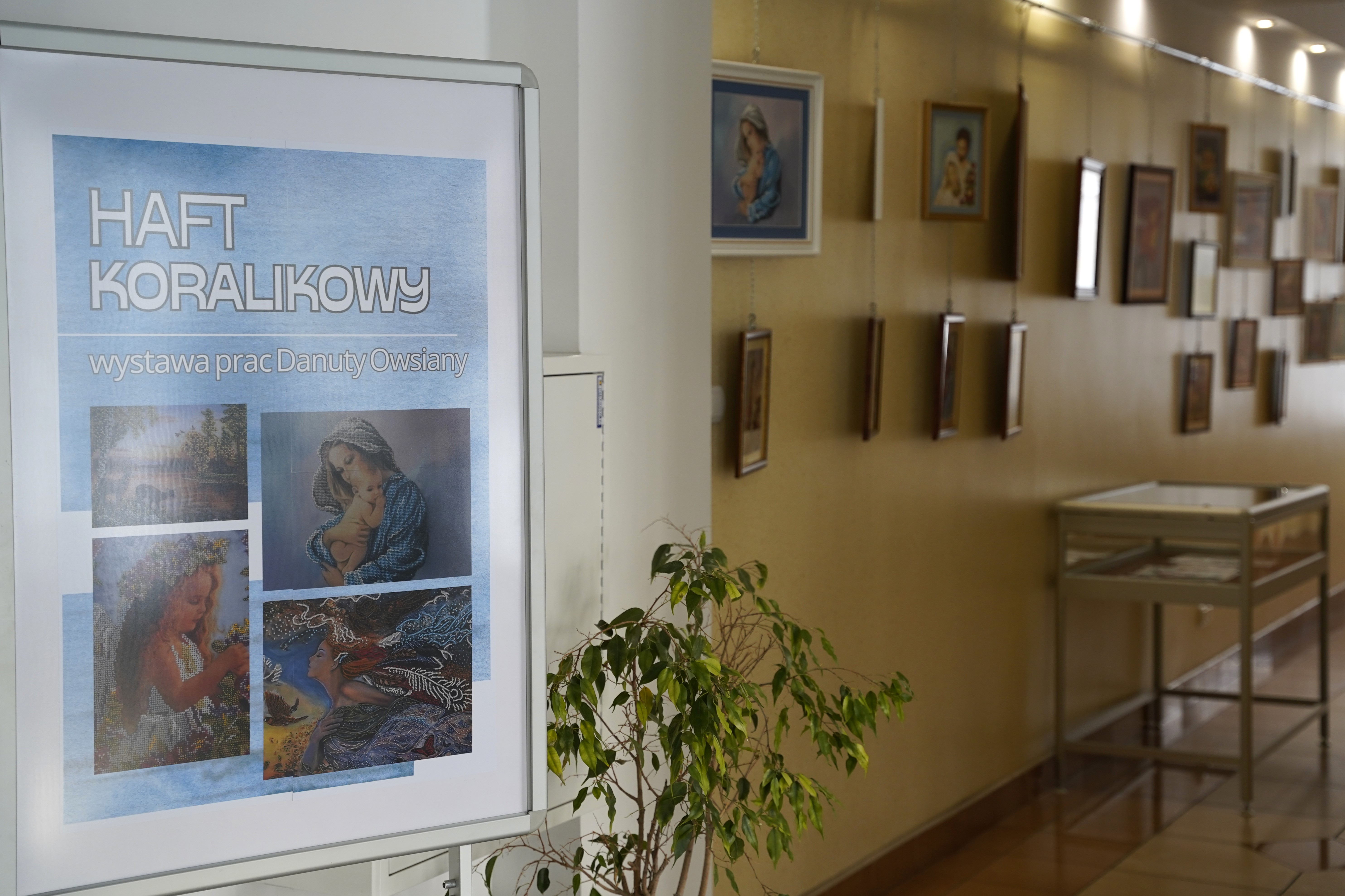 DSC3192 WYSTAWA HAFTU KORALIKOWEGO DANUTY OWSIANY W MBP W DĄBROWIE TARNOWSKIEJ